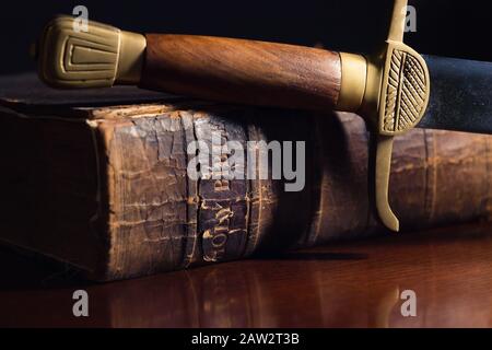 Altes Schwert neben einer 150 Jahre Alten Bibel Stockfoto