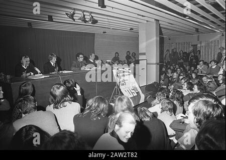 Politische Diskussion im Studentenzentrum Uilenstede Amstelveen, Überblick Datum: 27. November 1972 Ort: Amstelveen, Noord-Holland Schlüsselwörter: Diskussionen, Charts Stockfoto