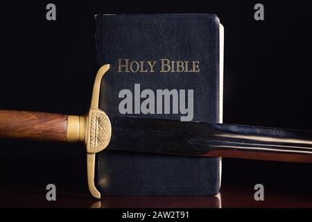 Altes Langschwert neben der Heiligen Bibel Stockfoto