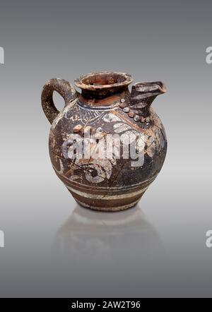 Minoan Kamares Ware Kanalisationskanne mit polychromen Dekorationen, Phaistos 1800-1700 v. Chr.; Archäologisches Museum Heraklion, grauer Hintergrund. Dieser Stil von po Stockfoto