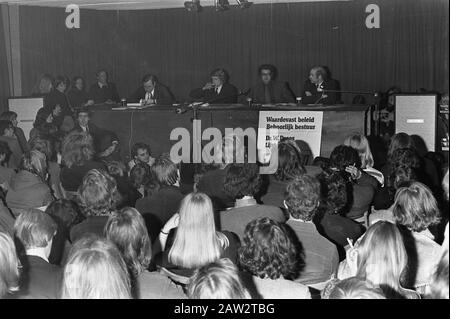 Politische Diskussion im Studentenzentrum Uilenstede Amstelveen, Überblick Datum: 27. November 1972 Ort: Amstelveen, Noord-Holland Schlüsselwörter: Diskussionen, Charts Stockfoto