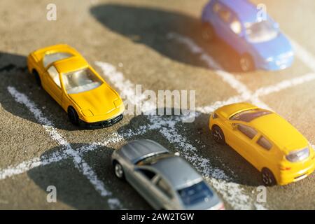 Spielzeugautos auf dem Parkplatz Stockfoto