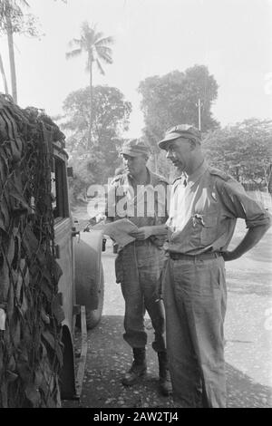 Krawang, Poerwakarta, Tjikampek Polizeiaktion. Krawang-Sektor. Zwei Offiziere, die mit einem anderen Offizier in einem Stabswagen sprechen Datum: 23. Juli 1947 Ort: Indonesien, Java, Niederländische Ostindien Stockfoto