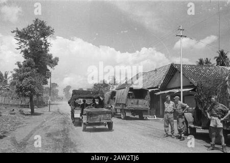 Krawang, Poerwakarta, Tjikampek Polizeiaktion. Krawang-Sektor. Entlang einer Straße fahren Fahrzeuge Datum: 23. Juli 1947 Ort: Indonesien, Java, Niederländisch-Ostindien Stockfoto