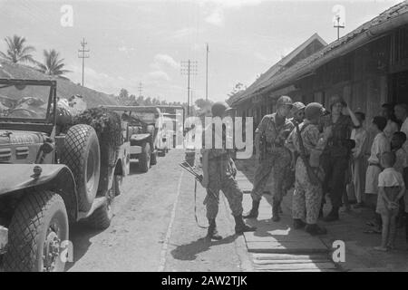 Krawang, Poerwakarta, Tjikampek Polizeiaktion. Krawang-Sektor. Mitglieder Militärpolizei während einer Pause in einem Dorf Datum: 23. Juli 1947 Ort: Indonesien, Java, Niederländisch-Ostindien Stockfoto