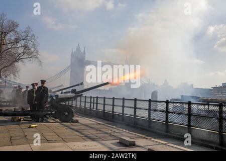 The Tower of London, Großbritannien. Februar 2020. Die Honourable Artillery Company feuern am Tower of London eine 62-Schusswaffe, um dem 68. Jahrestag des Beitritts Ihrer Majestät Zur Königin zu gedenken. Ein Royal Salute umfasst normalerweise 21 Pistolen, diese werden auf 41 erhöht, wenn sie von einem Royal Park oder einer Residenz aus abgefeuert werden. Einzigartig ist, dass am Tower of London, der eine königliche Residenz ist, insgesamt 62 Runden auf königliche Jahrestage gefeuert werden, da dazu auch weitere 21 Pistolen für die Bürger der Stadt London gehören, um ihre Loyalität gegenüber dem Monarch zu zeigen. Credit: Chris Aubrey/Alamy Live News Stockfoto