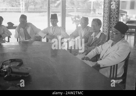 Krawang, Poerwakarta, Tjikampek Polizeiaktion. Krawang-Sektor. Niederländische Beamte sprechen mit örtlichen Beamten? Datum: 23.Juli 1947 Ort: Indonesien, Java, Niederländisch-Ostindien Stockfoto