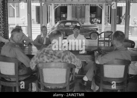 Krawang, Poerwakarta, Tjikampek Polizeiaktion. Krawang-Sektor. Niederländische Beamte sprechen mit örtlichen Beamten? Datum: 23.Juli 1947 Ort: Indonesien, Java, Niederländisch-Ostindien Stockfoto