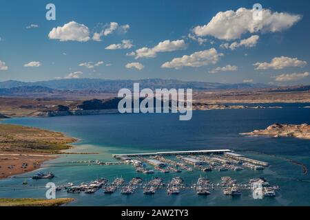 Boote an Jachthäfen im Hemenway Harbour, am Lake Mead, Blick von Lakeview Overlook, Lake Mead National Recreation Area, Nevada, USA Stockfoto