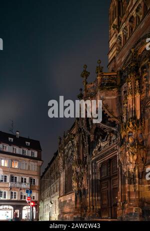 Die Seitenfassade des Straßburger Doms, reich dekoriert mit bildhauerischen Kompositionen, Frankreich Stockfoto