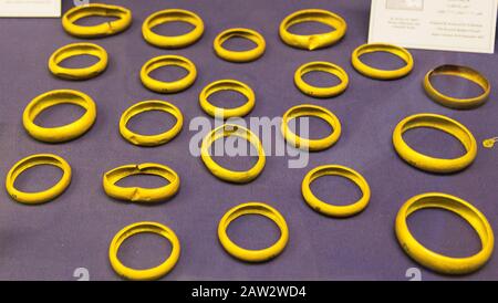 Ägypten, Kairo, Ägyptisches Museum, goldene Armbänder im Grabkomplex von Sekhemkhet, Dritte Dynastie, Saqqara. Stockfoto