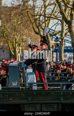 London, Großbritannien. Februar 2020. Die Honourable Artillery Company (HAC), das Reserve-Armeeregiment der City of London, feuern am Tower of London eine Royal Salute mit 62 Pistolen aus, um den Jahrestag des Beitritts Ihrer Majestät Zur Königin zu feiern. Die drei Zeremoniellen L118-Lichtpistolen feuerten im Abstand von zehn Sekunden. Während ein Royal Salute normalerweise 21 Waffen umfasst, wird dieser auf 41 erhöht, wenn er von einem Royal Park oder einer Residenz aus abgefeuert wird. Credit: Guy Bell/Alamy Live News Stockfoto