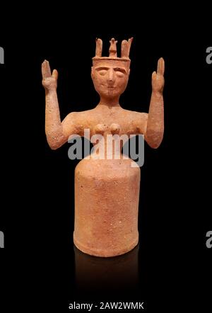 Minoische Statue der postpalastartigen Terracotta-Göttinnen mit erhobenen Armen, Karphi Sanctuary 1200-1100 v. Chr., Archäologisches Museum Heraklion, schwarzer Hintergrund. Stockfoto