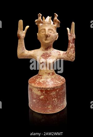 Minoische Statue der postpalastartigen Terracotta-Göttinnen mit erhobenen Armen, Karphi Sanctuary 1200-1100 v. Chr., Archäologisches Museum Heraklion, schwarzer Hintergrund. Stockfoto