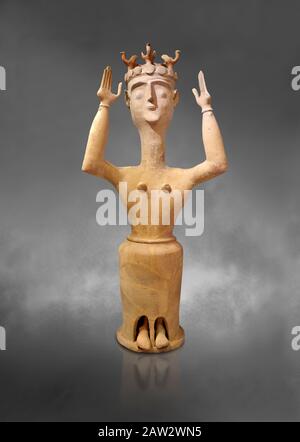Minoische Statue der postpalastartigen Terracotta-Göttinnen mit erhobenen Armen und Vogelkrone, Karphi Sanctuary 1200-1100 v. Chr., Archäologisches Museum Heraklion, grau Stockfoto
