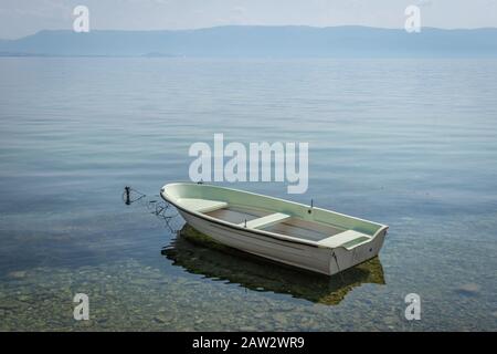 Weißes Boot im Ohridsee, Nord-Mazedonien Stockfoto