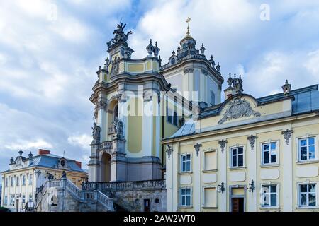 Ein schöner Blick auf die Kirche mit dunklen Kuppeln und gelben Wänden inmitten des Zentrums einer Stadt in Lemberg. Kathedrale St. Georg der Erzkathedrale Stockfoto