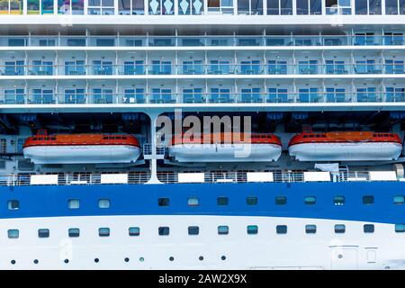 Eine Nahaufnahme eines großen Passagier Kreuzfahrtschiff mit speziell konstruierten Boote für die Rettung der Menschen das Leben auf See. Stockfoto