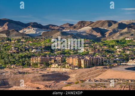 Eigentumswohnungen und Einfamilienhäuser in Wohngegend nahe dem Lake Las Vegas in Henderson, Nevada, USA Stockfoto