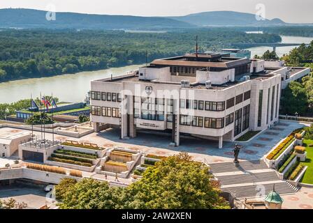 Der Nationalrat (slowakisch: Národná rada), abgekürzt NR SR, das landesparlament der Slowakei nahe der Donau Stockfoto