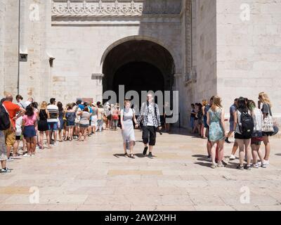 Touristen warten auf den Mosteiro dos Jerónimos in Belém, Lissabon, Portugal. Stockfoto