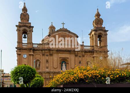 Schöne Sicht auf die katholische Kirche auf dem Hintergrund des blauen Himmels. Erstaunlich Stadtbild mit alten Häusern und traditionellen luzzus im Hafen. Stockfoto