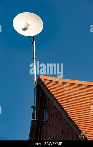 Inländische Breitbandantennen auf dem Dach mit blauem Himmel Stockfoto