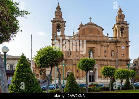 Schöne Sicht auf die katholische Kirche auf dem Hintergrund des blauen Himmels. Erstaunlich Stadtbild mit alten Häusern und traditionellen luzzus im Hafen. Stockfoto