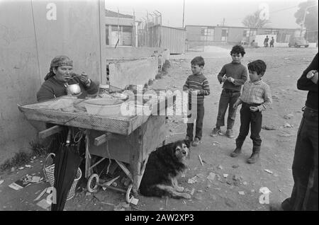 Portugal, Politik, Straßen usw.; Slum in Lissabon Datum: 11. Februar 1975 Ort: Lissabon, Portugal Schlüsselwörter: Slums, Stadtansichten, Straßenszenen Stockfoto