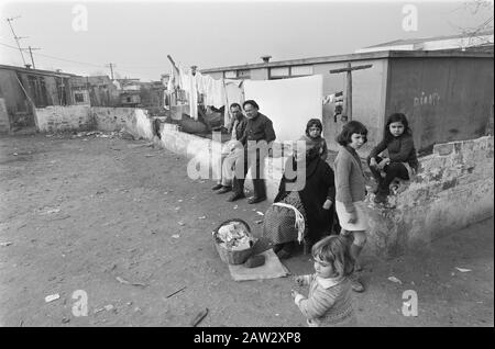 Portugal, Politik, Straßen usw.; Slum in Lissabon Datum: 11. Februar 1975 Ort: Lissabon, Portugal Schlüsselwörter: Slums, Stadtansichten, Straßenszenen Stockfoto