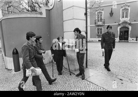 Portugal, Politik, Straßen usw.; Straßenszenen in Lissabon Datum: 11. Februar 1975 Ort: Lissabon, Portugal Schlüsselwörter: Politik Stockfoto