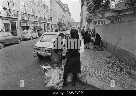 Portugal, Politik, Straßen usw.; Straßenszenen in Lissabon Datum: 11. Februar 1975 Ort: Lissabon, Portugal Schlüsselwörter: Politik Stockfoto