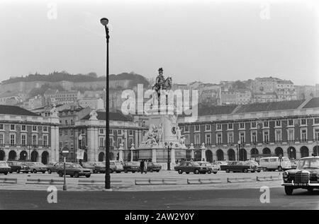 Portugal, Politik, Straßen usw.; Straßenszenen in Lissabon. Praça do Comércio (Terreira do Paco) Datum: 11. Februar 1975 Ort: Lissabon, Portugal Schlüsselwörter: Plätze, Stadtbilder, Statuen Stockfoto