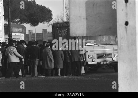 Portugal, Politik, Straßen usw.; Straßenszenen in Lissabon. Menschen, die am Busbahnhof warten Datum: 11. Februar 1975 Ort: Lissabon, Portugal Schlüsselwörter: Busse, Öffentlichkeit, Stadtansichten, Straßenszenen Stockfoto