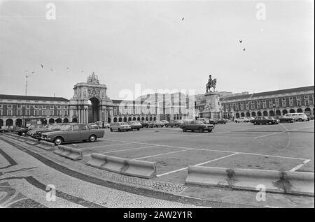 Portugal, Politik, Straßen usw.; Straßenszenen in Lissabon. Praça do Comércio (Terreira do Paco) Datum: 11. Februar 1975 Ort: Lissabon, Portugal Schlüsselwörter: Plätze, Stadtbilder, Statuen Stockfoto