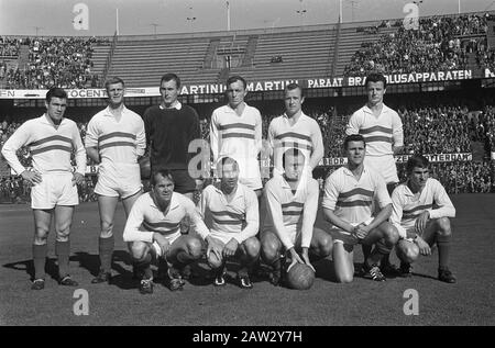 Fußballspiel Feyenoord Fortuna 54 in Rotterdam Posing Team von Fortuna 54 Datum: 10. Oktober 1965 Ort: Rotterdam, South Holland Schlüsselwörter: Teams, Gruppenporträts, Sport, Fußball Stockfoto