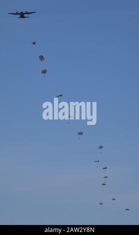 Start der Fallschirmjäger von Alenia C-27J Spartan in Bukarest, Rumänien, 15. September 2018 - Crangasi Air Show Stockfoto