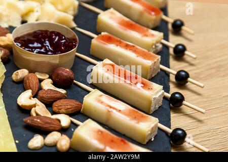 Verschiedene Arten Von Kase An Einer Prasentation Von Kasereien Blick Von Oben Auf Eine Kaseplatte Mit Blauschimmelkase Brie Mit Nussen Honig Auf Einer Holzernen Tisch Stockfotografie Alamy