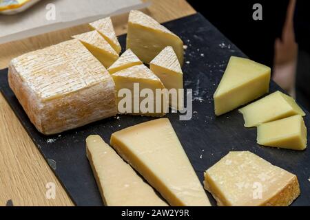 Verschiedene Arten Von Kase An Einer Prasentation Von Kasereien Blick Von Oben Auf Eine Kaseplatte Mit Blauschimmelkase Brie Mit Nussen Honig Auf Einer Holzernen Tisch Stockfotografie Alamy