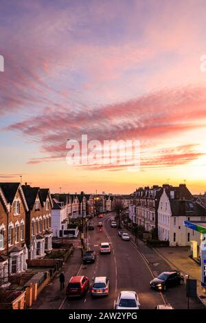 Stapleton Hall Road bei Sonnenuntergang, von Parkland Walk, Haringey, London, Großbritannien Stockfoto