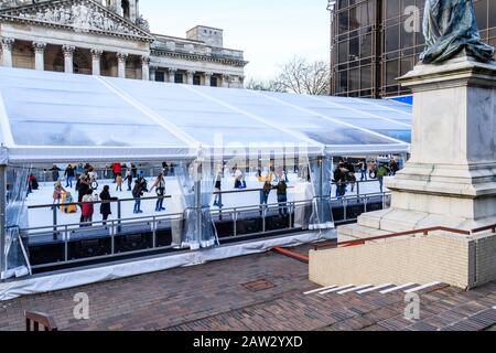 Portsmouth Guildhall Eisbahn, eine temporäre Eislaufbahn im Freien in den Wintermonaten, Portsmouth, Großbritannien Stockfoto