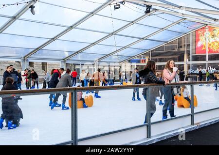 Portsmouth Guildhall Eisbahn, eine temporäre Eislaufbahn im Freien in den Wintermonaten, Portsmouth, Großbritannien Stockfoto