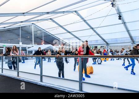 Portsmouth Guildhall Eisbahn, eine temporäre Eislaufbahn im Freien in den Wintermonaten, Portsmouth, Großbritannien Stockfoto