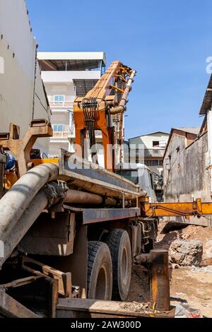 Auf der Baustelle eines Neubaus auf einem leerstehenden Grundstück in der Innenstadt von Kampong Cham, Kambodscha, ist ein kleiner Pfahlfahrer eingerichtet. Stockfoto