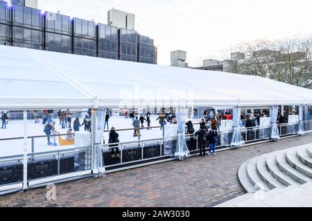 Portsmouth Guildhall Eisbahn, eine temporäre Eislaufbahn im Freien in den Wintermonaten, Portsmouth, Großbritannien Stockfoto