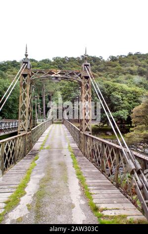 Abgebrochene Suspension Bridge, die mit dem Elan Valley Village führt Stockfoto