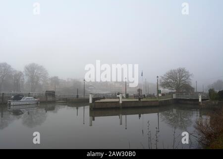 Blick in Richtung teddington Lock, im Südwesten londons, england, an einem nebligen Tag im Winter Stockfoto