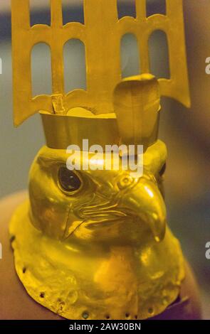 Ägypten, Kairo, Ägyptisches Museum, Leiter eines Falken in Gold, aus Hierakonpolis (Nekhen). Es stellt den mumifizierten gott Horus von Nekhen dar. Stockfoto