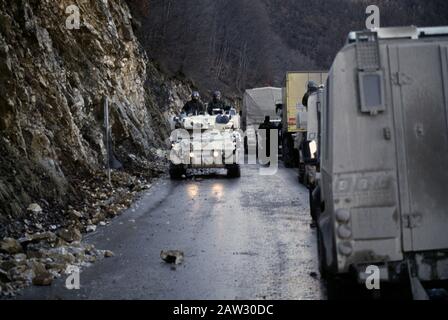 Januar 1994 Während des Krieges in Zentralbosnien: An einem Kontrollpunkt der HVO (bosnisch-kroat) südlich von Gornji Vakuf führt ein Scimitar der Coldstream Guards der British Army einen LKW-Konvoi an, während sie an einem anderen Konvoi vorbeidrängen. Stockfoto