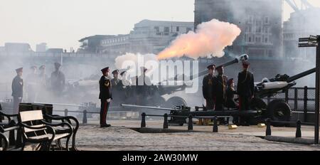 Mitglieder der Honourable Artillery Company (HAC) feuern eine 62-runde Waffensalute vom Kai am Tower of London ab, um den 68. Jahrestag der Thronbesteigung von Königin Elisabeth II. Im Jahr 1952 zu beschießen. Stockfoto